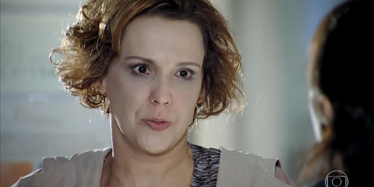 Eva (Ana Beatriz Nogueira) acusa Manu (Marjorie Estiano) de roubar a vida da irmã em A Vida da Gente (Foto: Reprodução/TV Globo)