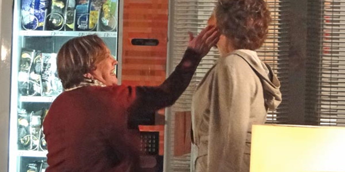 Iná (Nicette Bruno) dá tapa na cara de Eva (Ana Beatriz Nogueira) em A Vida da Gente (Foto: Reprodução/TV Globo)