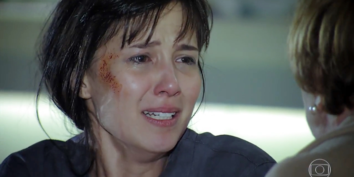 Manuela (Marjorie Estiano) sofre doente após ser escorraçada pela mãe em A Vida da Gente (Foto: Reprodução/TV Globo)