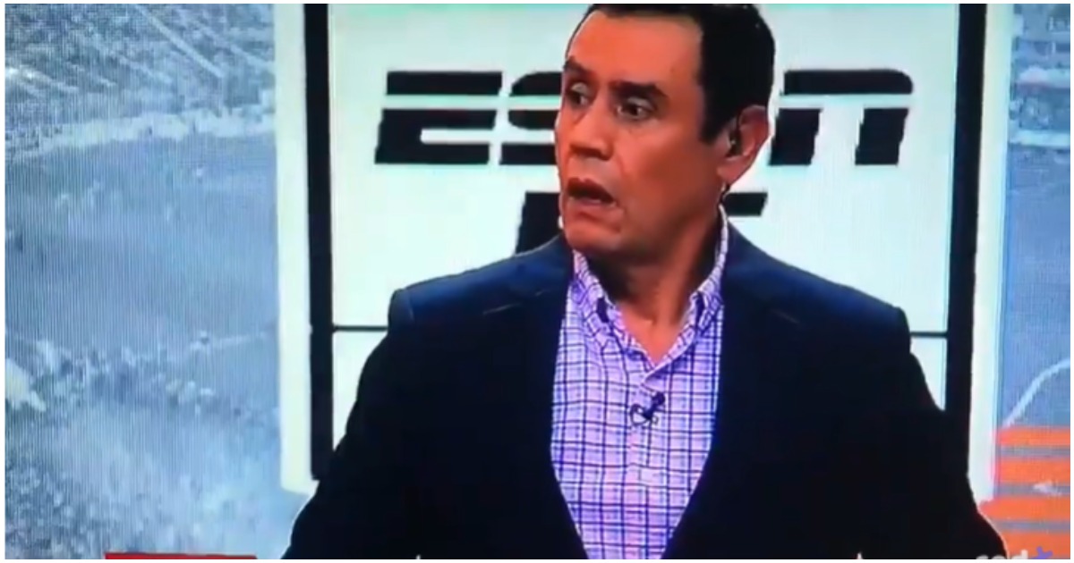 Apresentador da ESPN fica horrorizado com queda de cenário em colega de programa (Foto: Reprodução)