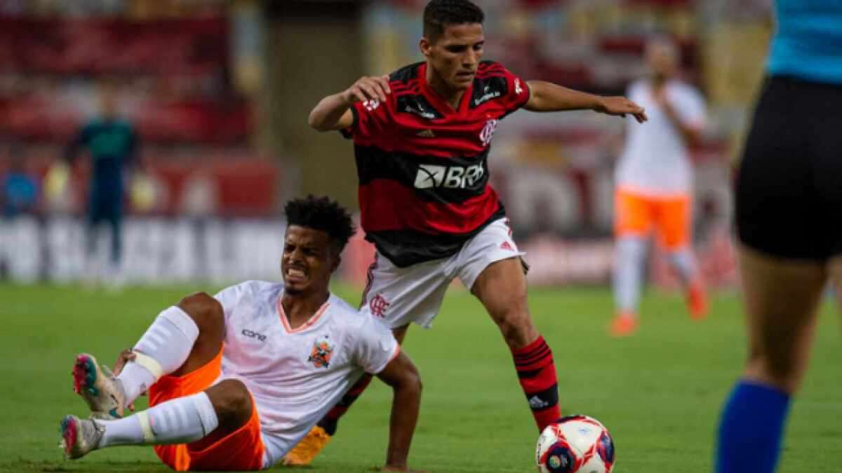 Flamengo jogou na estreia do Campeonato Carioca na Record; Globo tentou ignorar emissora (Foto: Reprodução)