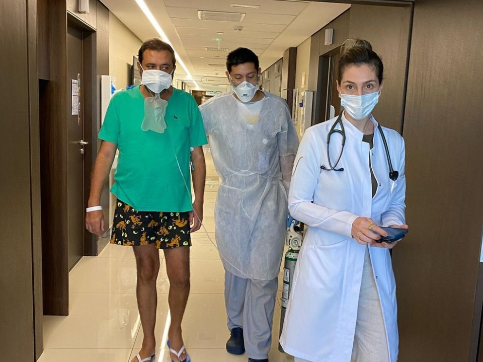 Geraldo Luís caminhando no hospital após diagnóstico da Covid-19 (Foto: Reprodução)