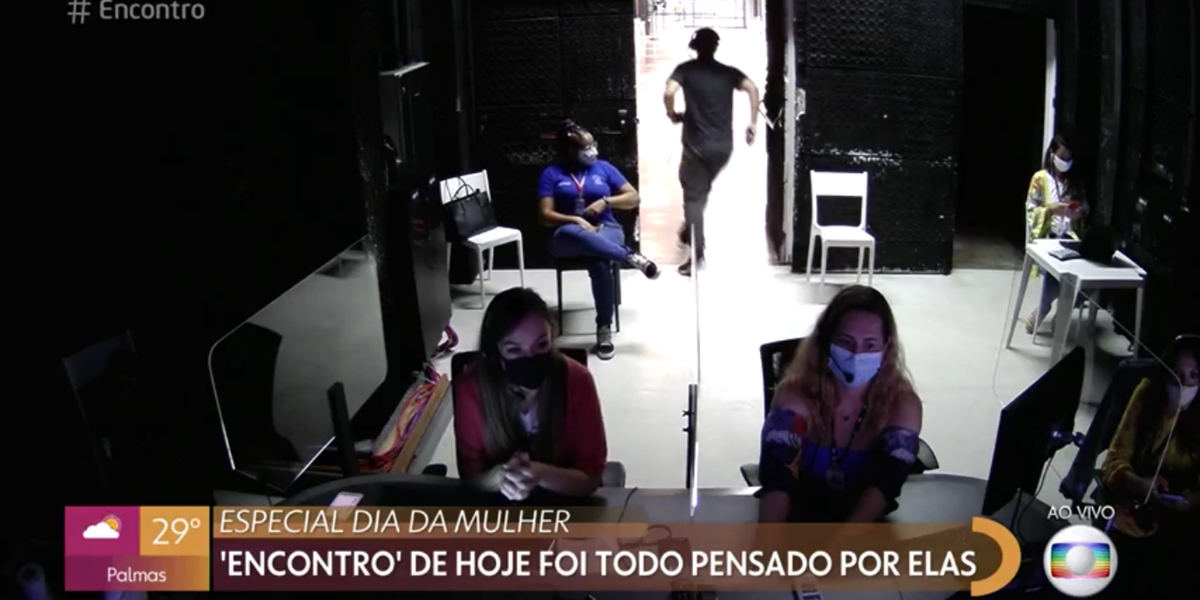 Homem da equipe do Encontro saiu correndo ao vivo para não aparecer (Foto: Reprodução/TV Globo)