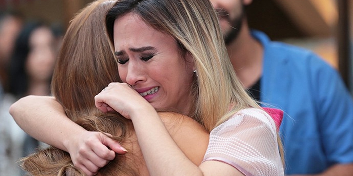 Fedora (Tatá Werneck) chora com encontro na feira no último capítulo de Haja Coração (Foto: Isabela Pinheiro/TV Globo) 