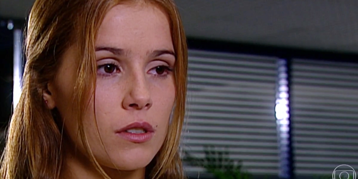 Íris (Deborah Secco) em cena de Laços de Família (Foto: Reprodução/TV Globo)
