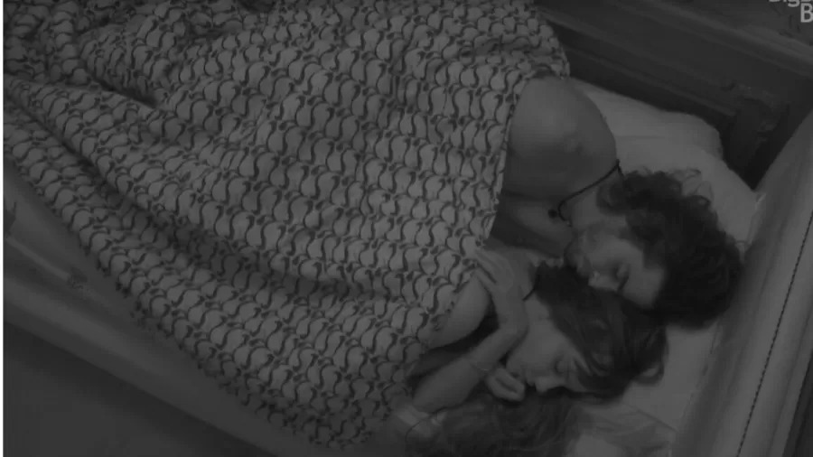 BBB21: Thaís e Fiuk deitam juntos na cama e movimentos suspeitos acontecem (Foto: Reprodução)