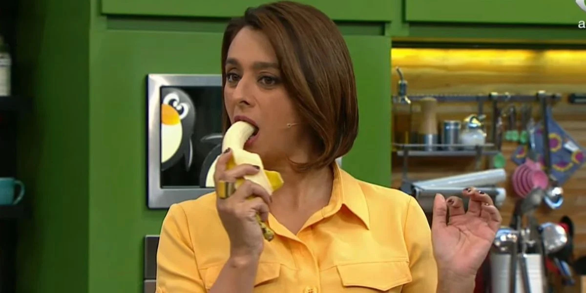 Cátia Fonseca, da Band, come banana (Foto: Reprodução)