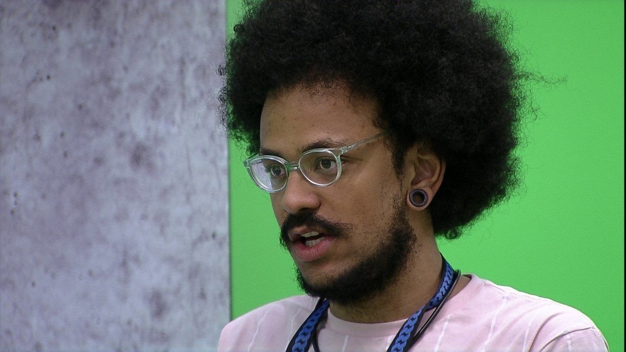 João Luiz, eliminado do BBB21, demonstra antipatia em aeroporto (Foto: Reprodução)