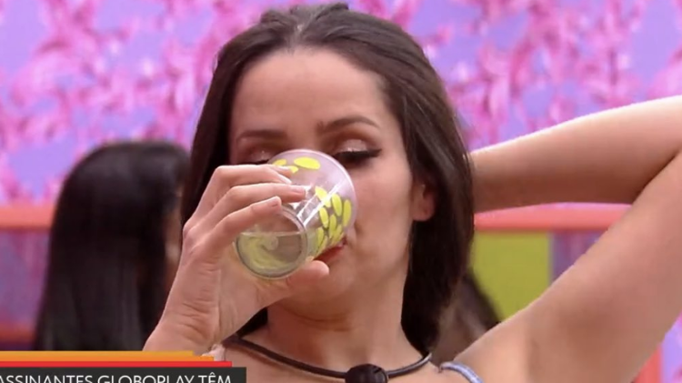 BBB21: Juliette bebe água no copo de Fiuk que está na xepa (Foto: Reprodução)