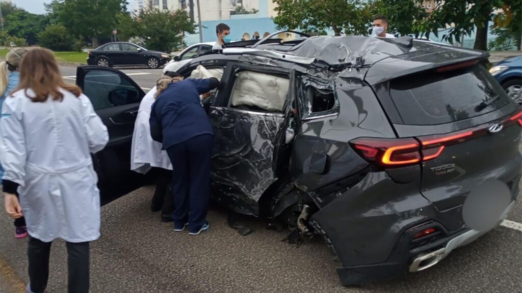 Raphael Polito sofreu um acidente na sexta-feira, 21 de maio, e o carro ficou destruído (Foto: Reprodução)