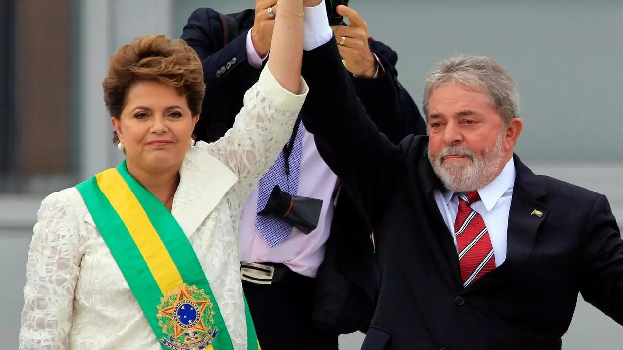 Ex-presidente Dilma Rousseff e ex-presidente Lula juntos após a segunda vitória da petista (Foto: Reprodução)
