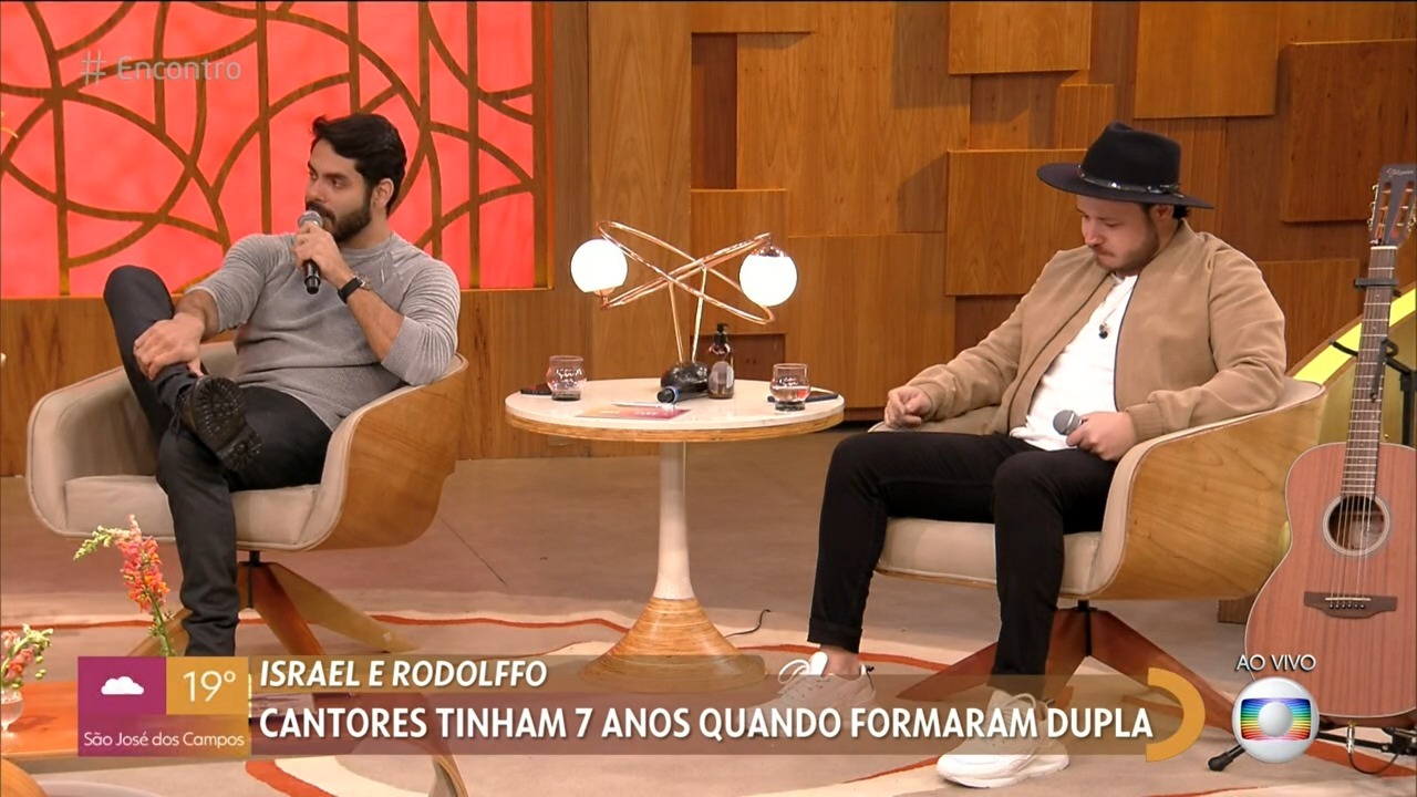 Israel e Rodolffo, dupla que está fazendo muito sucesso com "Batom de Cereja" participa do Encontro, na Globo (Foto: Reprodução)