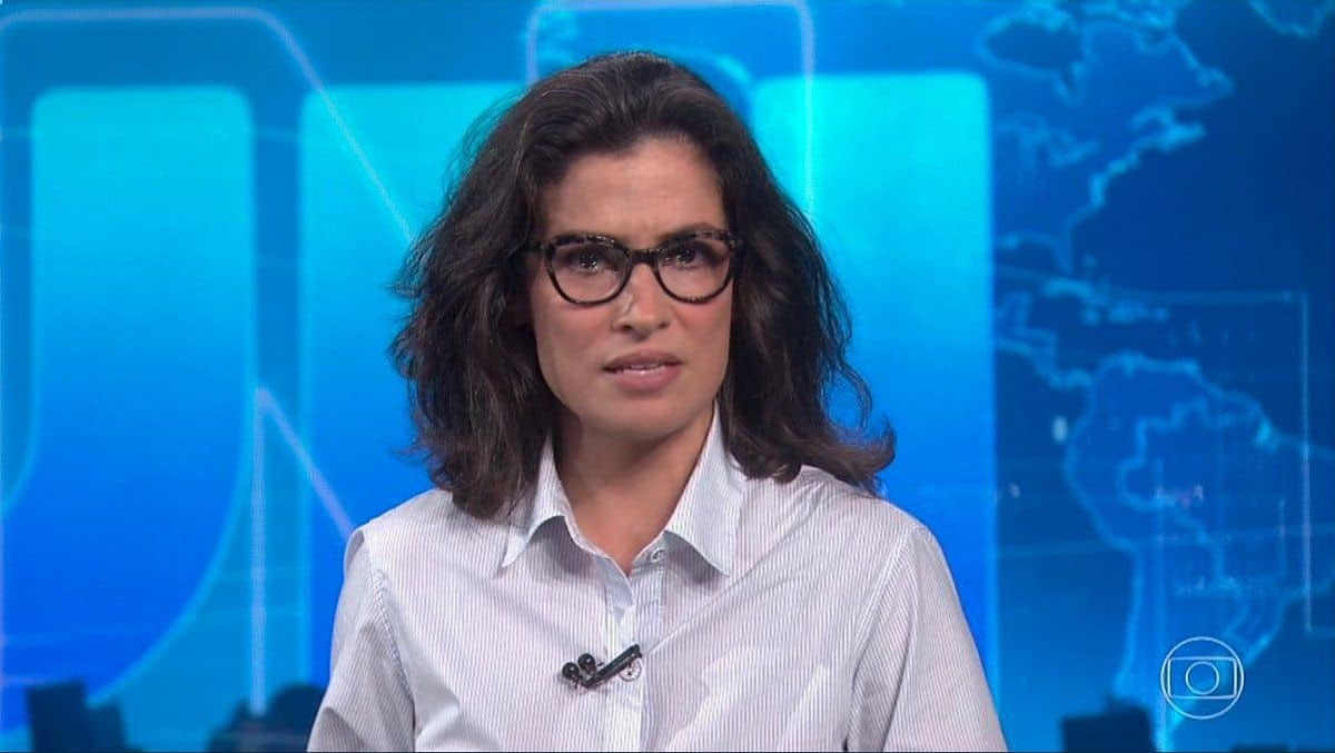 Renata Vasconcellos apresenta Jornal Nacional na Globo (Foto: Reprodução)
