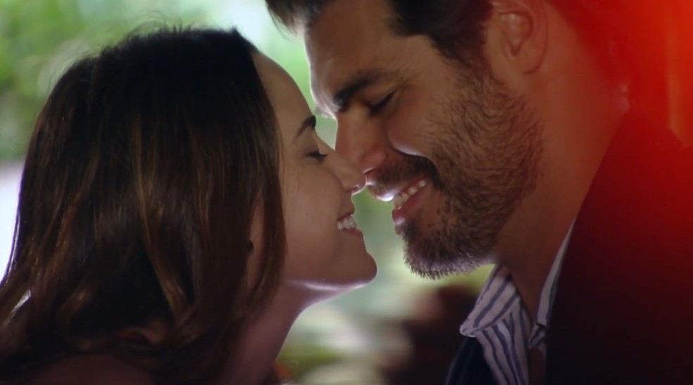 Ana (Fernanda Vasconcellos) aos beijos com Lúcio (Thiago Lacerda) (Foto: Reprodução)