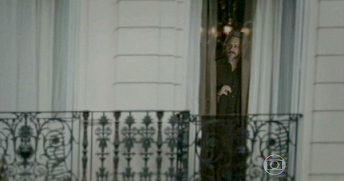 Homem de Preto aparece como fantasma em janela em Império (Foto: Reprodução)