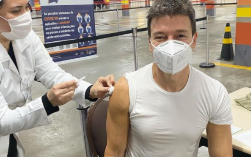 Rodrigo Faro é vacinado contra a Covid-19 (Foto: Reprodução)