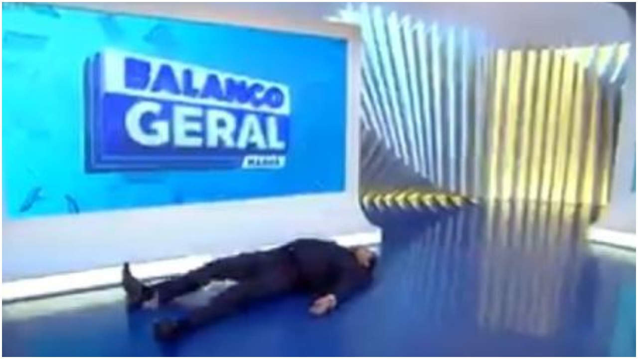 Geraldo Luís tira cochilo ao vivo no Balanço Geral, durante reportagem (Foto: Reprodução)