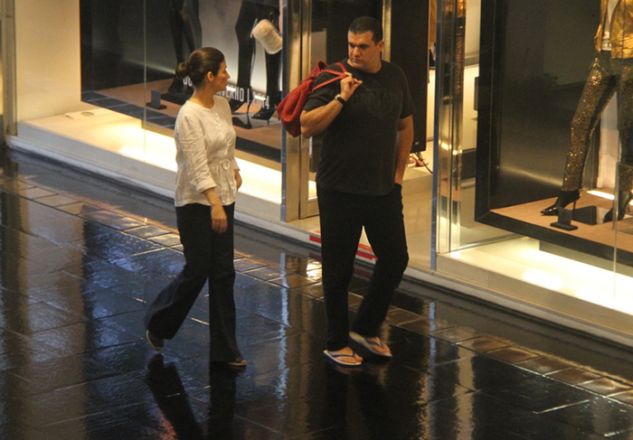 Renata Vasconcellos e marido passeando no shopping (Foto: Reprodução)