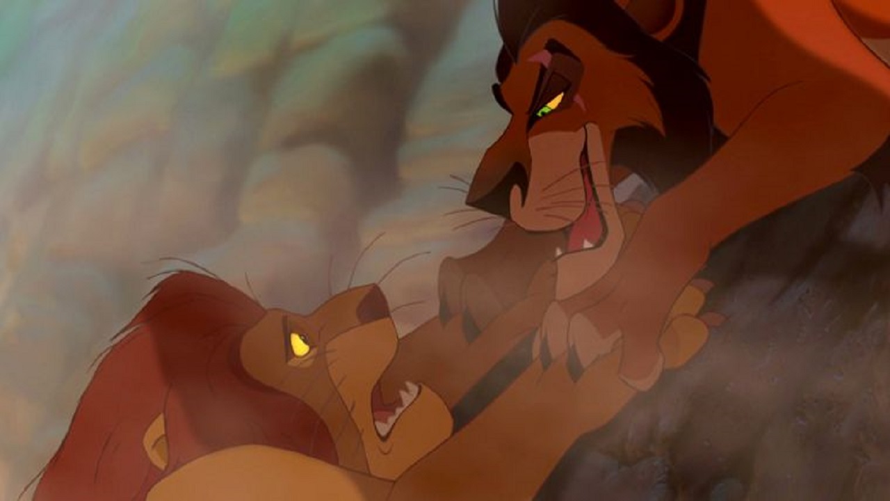 Cena do Rei Leão em que Scar derruba Mufasa de despenhadeiro (Foto: Reprodução)