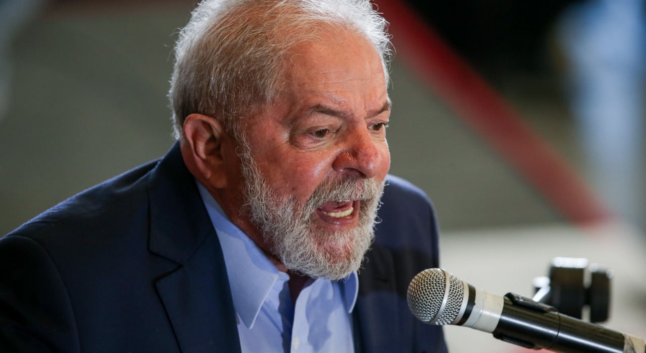 Lula surpreendeu ao posar mostrando as pernas (Foto: Reprodução)