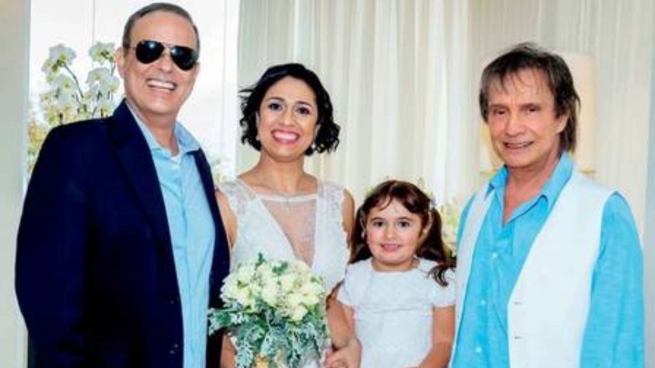 Após meses de quarentena, Roberto Carlos sai de casa para participar de casamento do filho (Martin Gurfein/ Revista Caras)