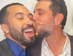 Rodrigo Lombardi posou aos beijos com Gil do Vigor na Globo (Foto: Reprodução)