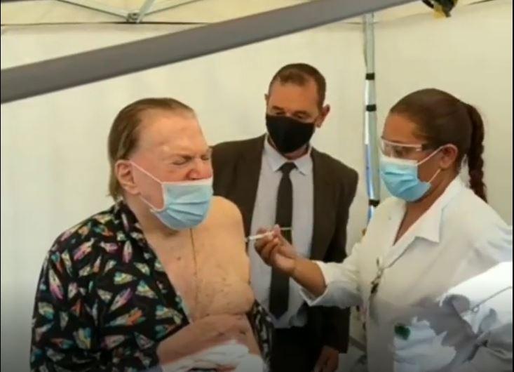 O dono do SBT, Silvio Santos tomando vacina contra a Covid-19 (Foto: Reprodução)