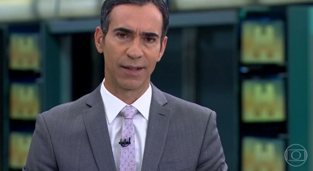 César Tralli entrou às pressas na Globo com as notícias do Jornal Hoje (Foto: Reprodução)