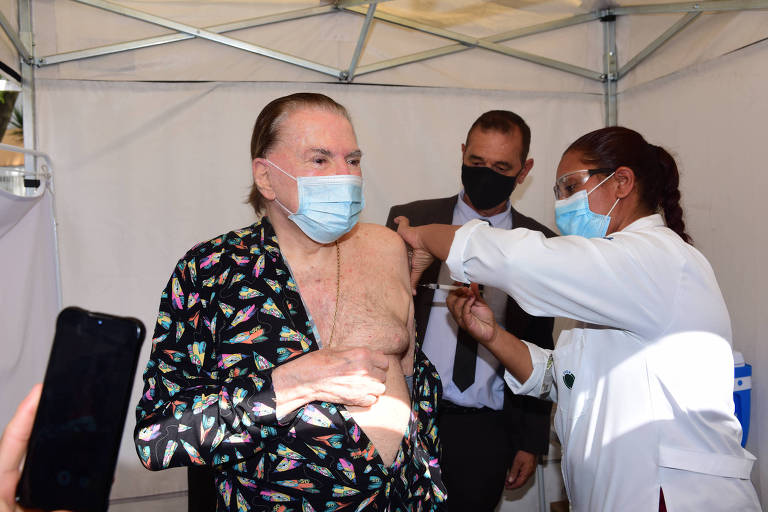 O apresentador Silvio Santos tomando a vacina contra a Covid-19 e sendo exemplo para população (Foto: Reprodução)