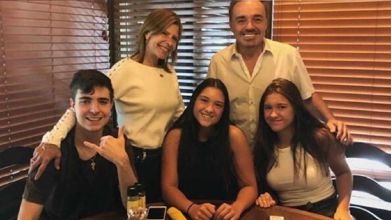 O apresentador Gugu Liberato, Rose e seus filhos, João Augusto, Marina e Sofia (Foto: Reprodução)