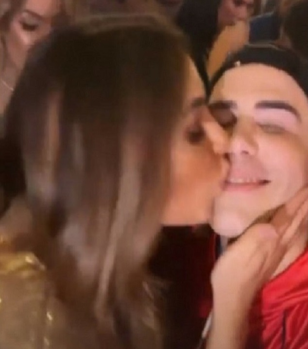 O apresentador da Record, Luiz Bacci ganhando um beijo de Nicole (Foto: Reprodução)