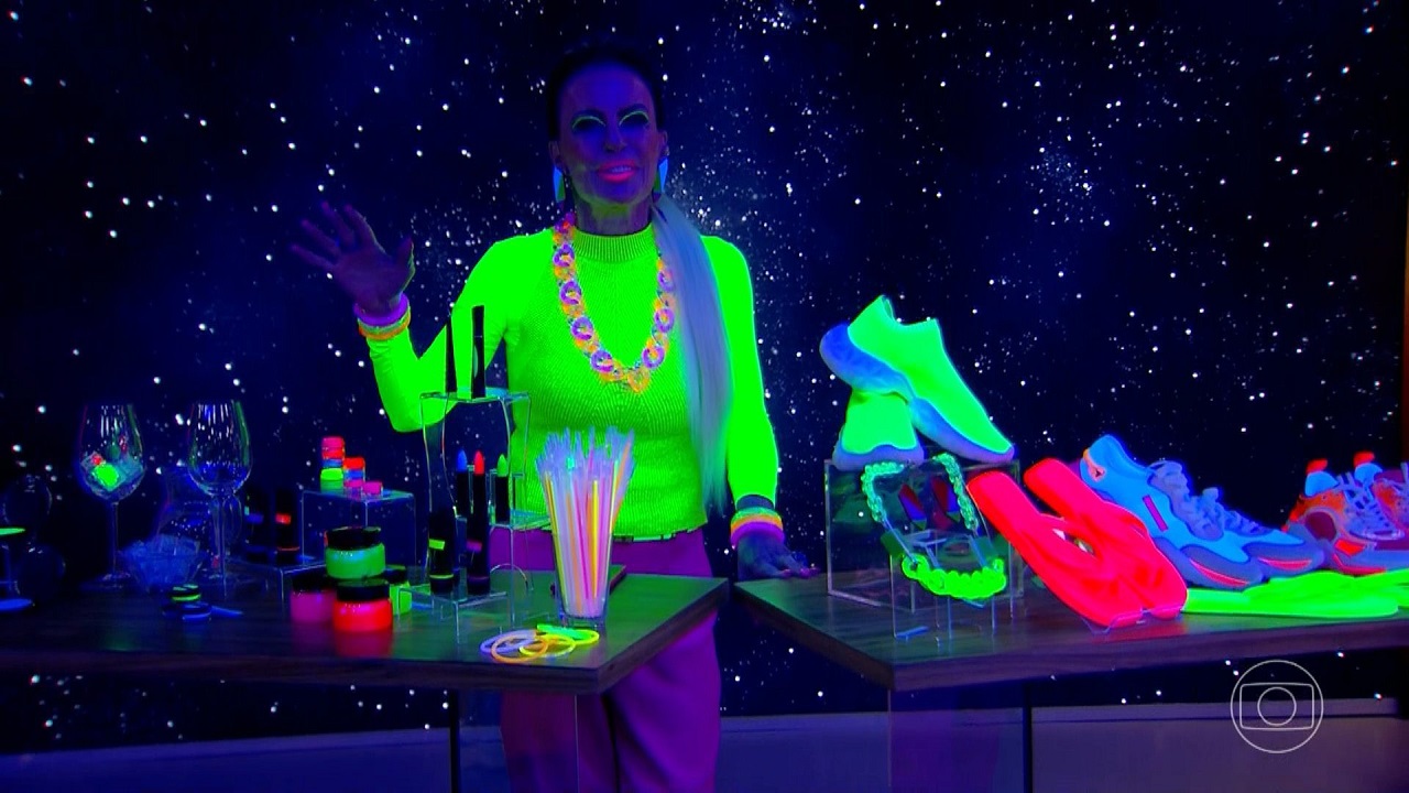 Ana Maria Braga surge de neon no programa (Foto: Reprodução)