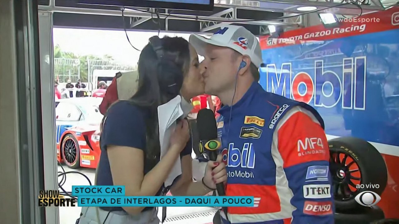 Rubens Barrichello beija a repórter Paloma Tocci (Foto: Reprodução)