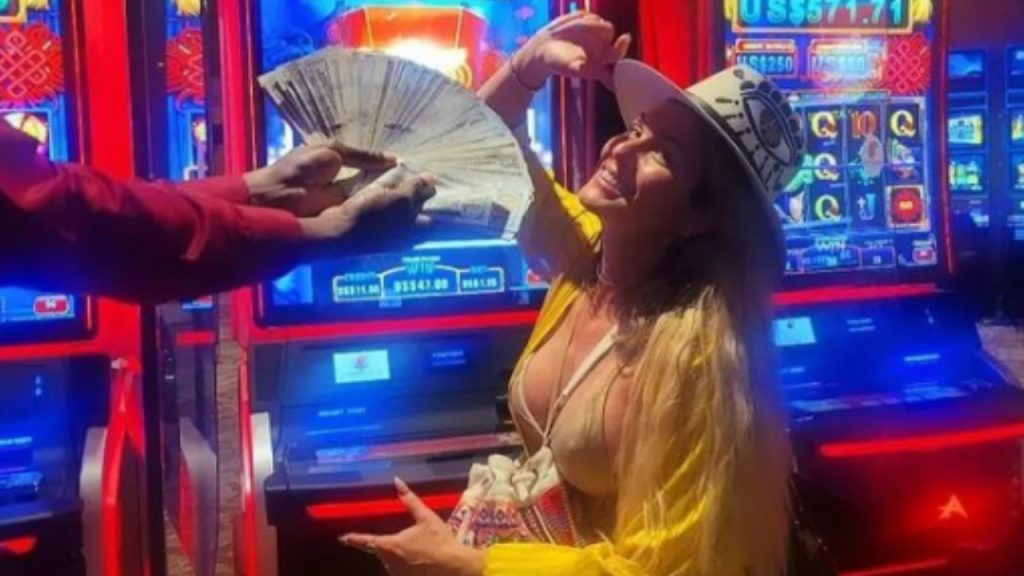 Lívia Andrade ganha dinheiro em Cassino (Foto: Reprodução)