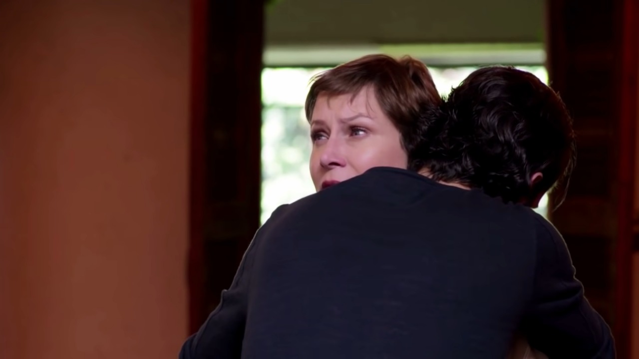 Paco abraça Rebeca mesmo sem ela o reconhece-lo (Foto: Reprodução / SBT)