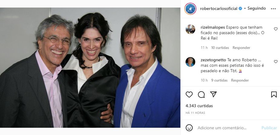 O cantor Roberto Carlos posa com Caetano Veloso (Foto: Reprodução)