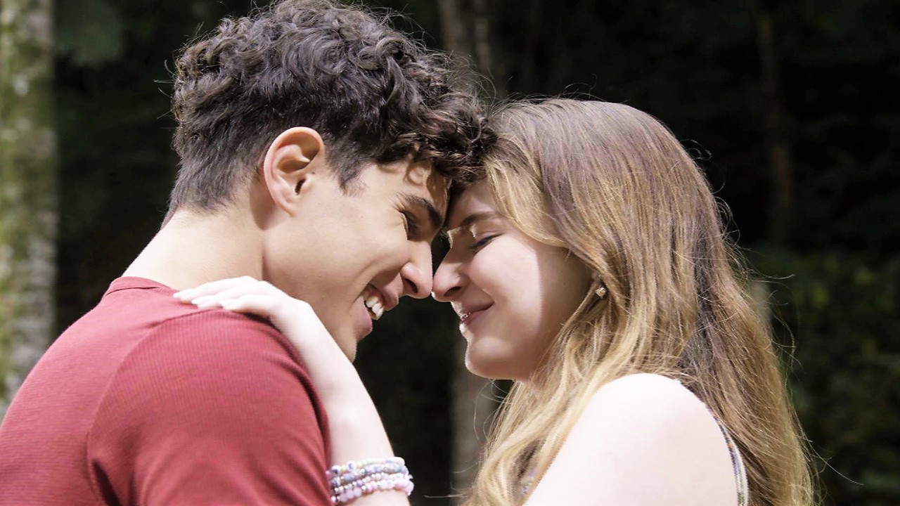 João e Poliana se beijam em trama do SBT (Foto: Reprodução)