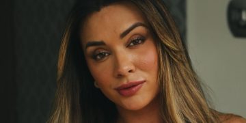 Ex-Panicat Juju Salimeni fala com fãs (Foto: Reprodução)