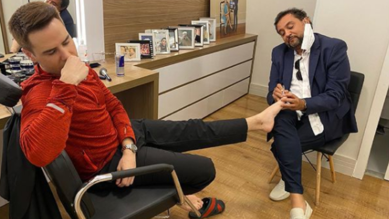 Geraldo Luís massageando os pés de Luiz Bacci. Foto: Rerodução/Instagram