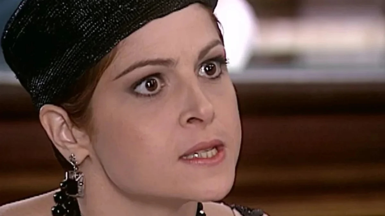 Marcela perde tudo e é humilhada no final da novela O Cravo e Canela. Foto (Reprodução/TV Globo)