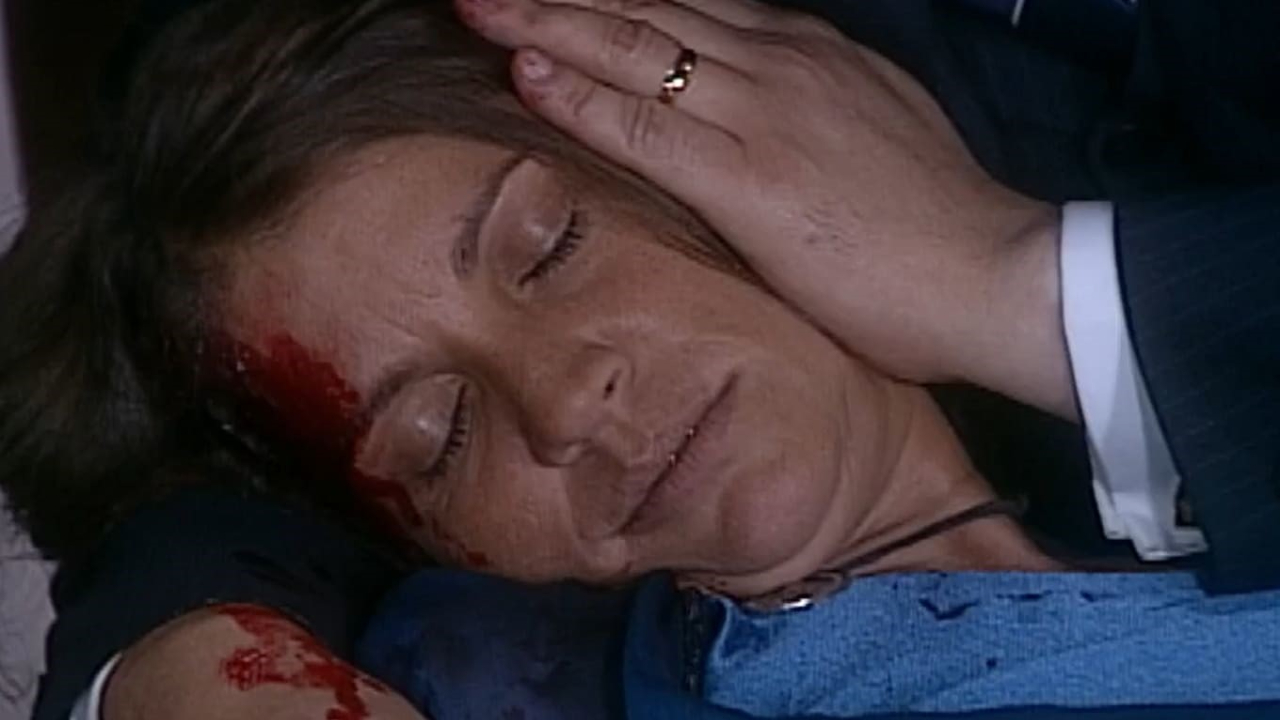 Em O Cravo e a Rosa, Joana sofre uma tentativa de assalto e leva a pior. (Foto: Reprodução/Globo)