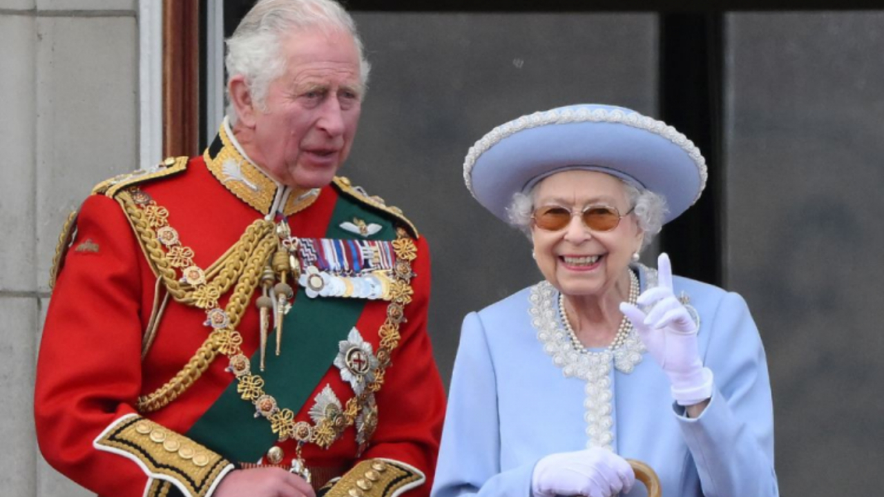 Charles e Elizabeth II (Foto: Reprodução)