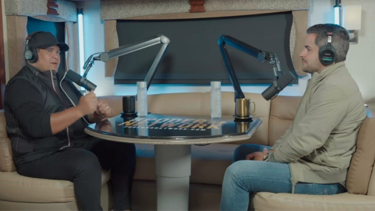 Kaká Diniz em entrevista ao Network Cast. (Foto: Reprodução/YouTube).
