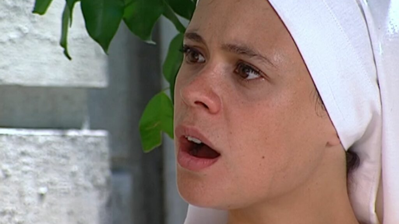 Em O Cravo e a Rosa, Lindinha é exposta e desmascarada na frente de todos. (Foto: Reprodução/TV Globo)