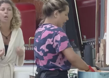 Em A Fazenda, Bárbara Borges e Deolane discutem na cozinha. (Foto: Reprodução/YouTube).