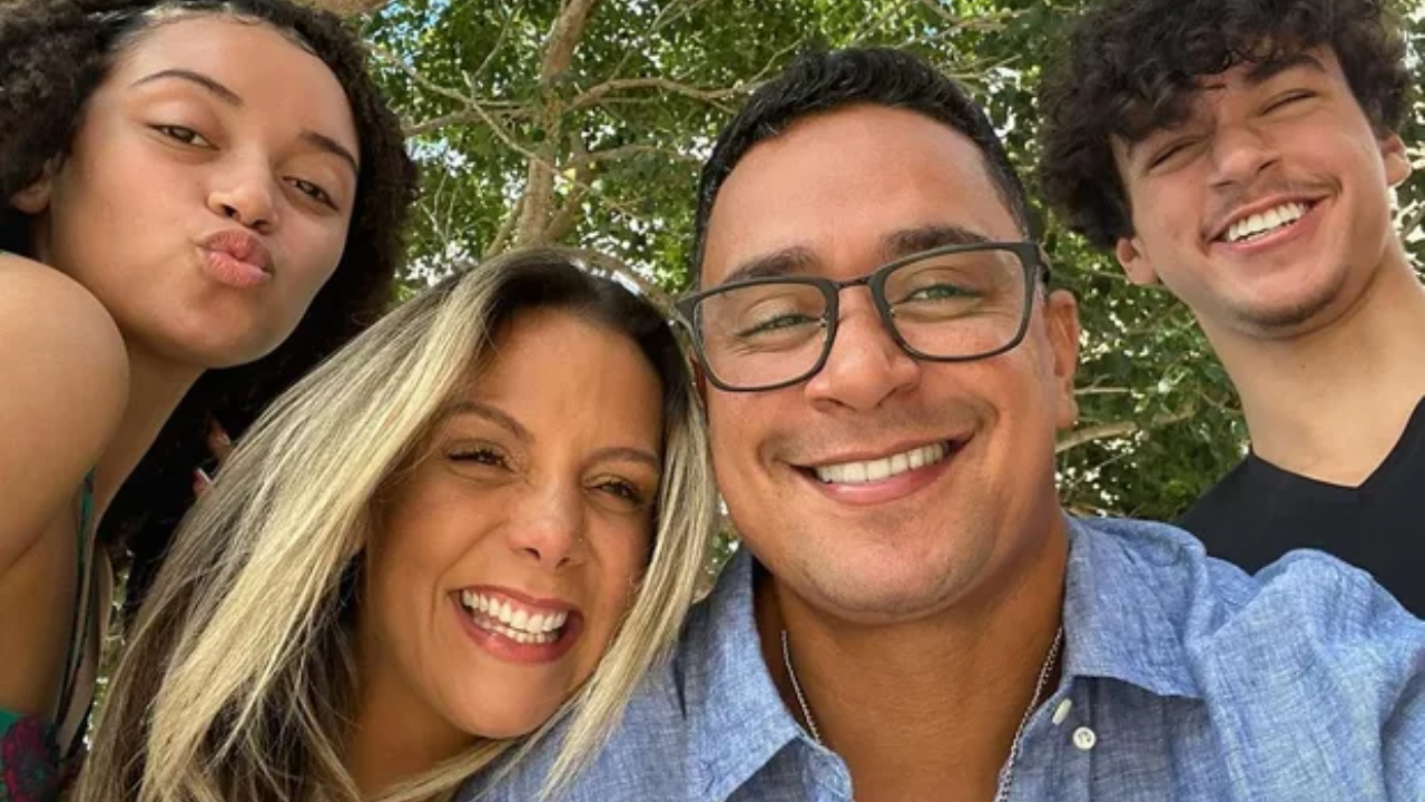 Carla Perez, Xanddy e os filhos do casal (foto: Divulgação)