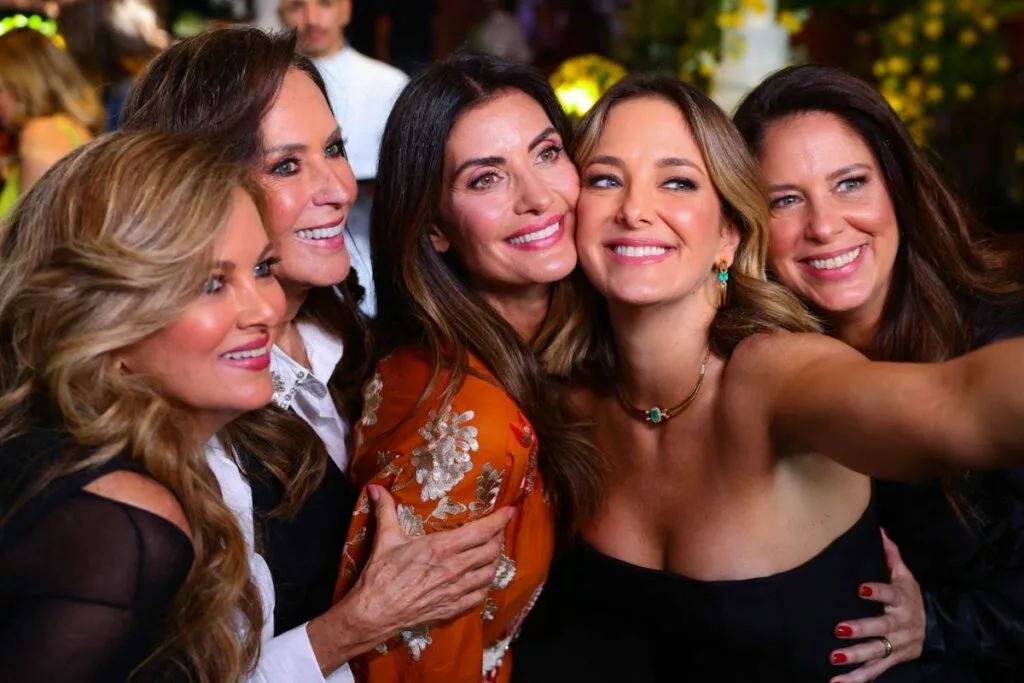 Ticiane Pinheiro e amigas em evento (Foto: Reprodução)