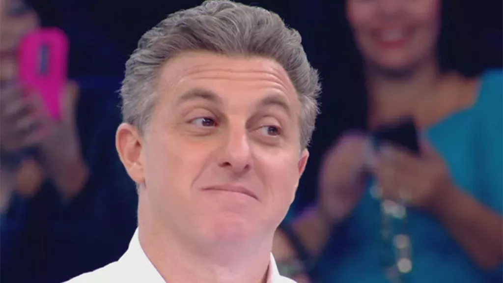 Luciano Huck tenta, mas Antonio Banderas não dança na final da 'Dança dos Famosos' (Foto: Reprodução)